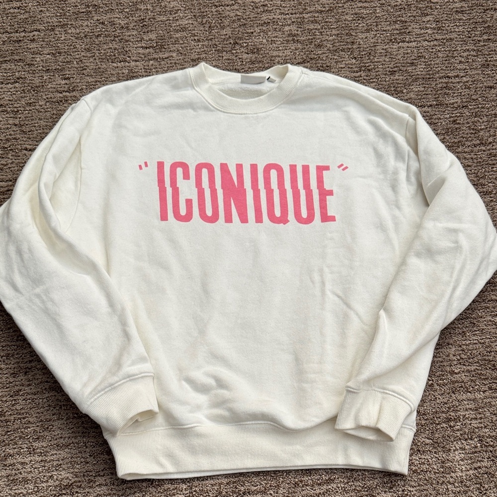 Clare V White Sweatshirt with Pink Accents
Oversized fit